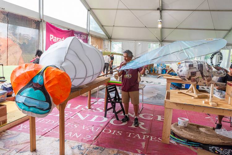 Lead artist Héctor Castellanos Lara placing the wings on his dragonfly.